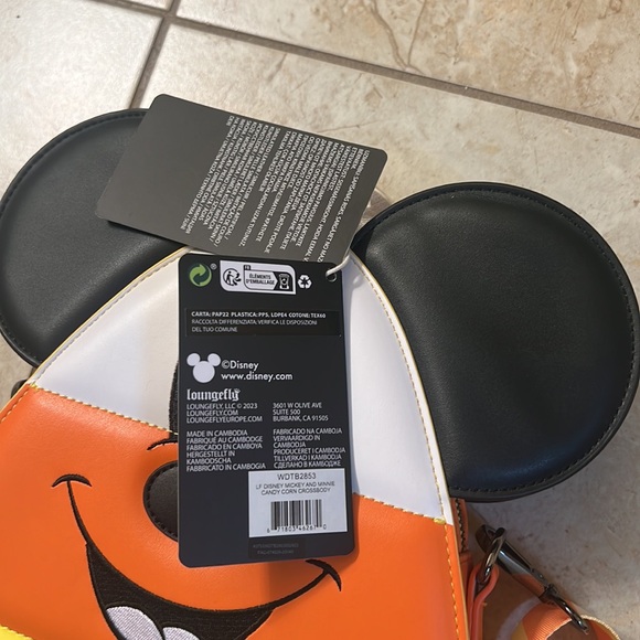 NWT Disney Mickey and Minnie Candy Corn Lounge Fly Crossbody. - Picture 4 of 6